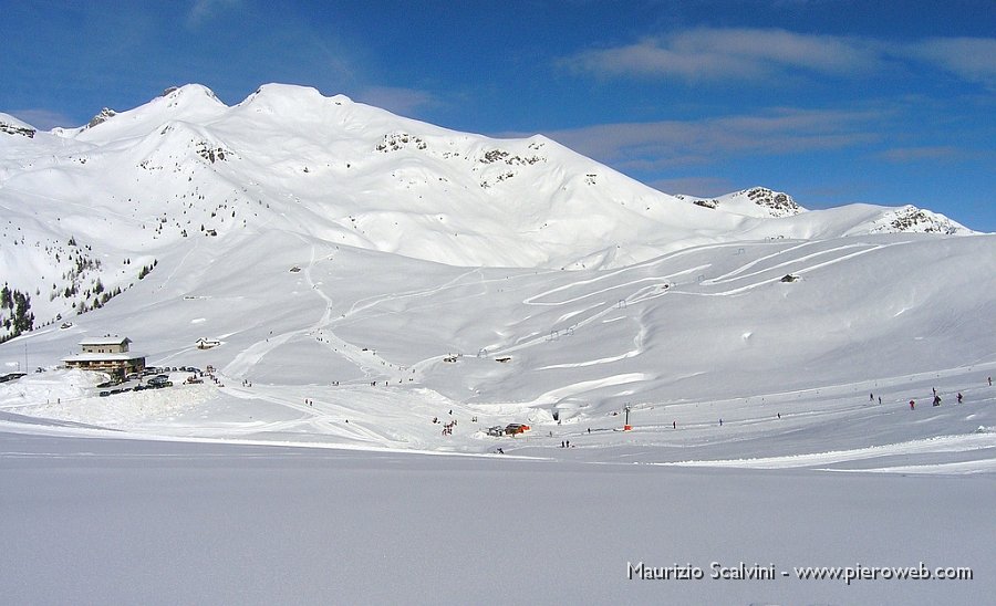 24 I Piani dell'Avaro con l'innevatissimo Triomen.JPG